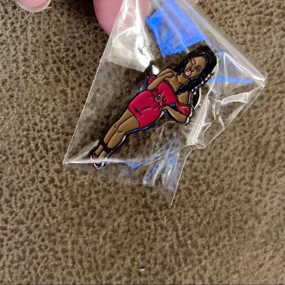 Women’s Pin - Picture 3 of 3